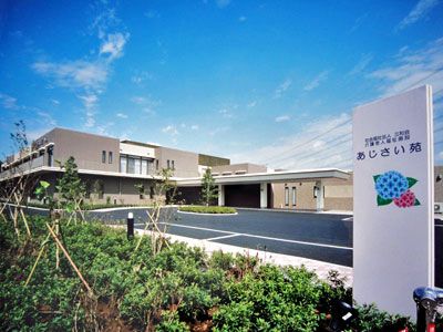 駐車場前の建物