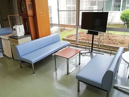 大きな窓のラウンジ