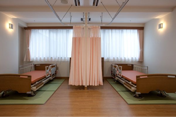 窓際にベッドがある居室  