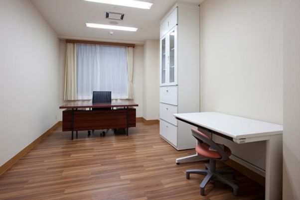 机と椅子が配置された部屋