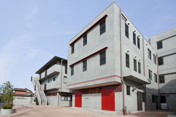 広々とした建物外観