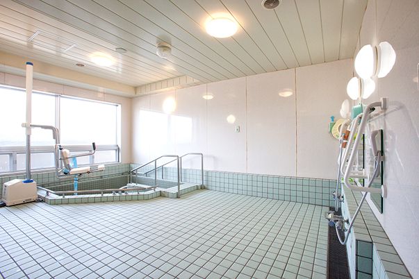 光が差し込む浴室
