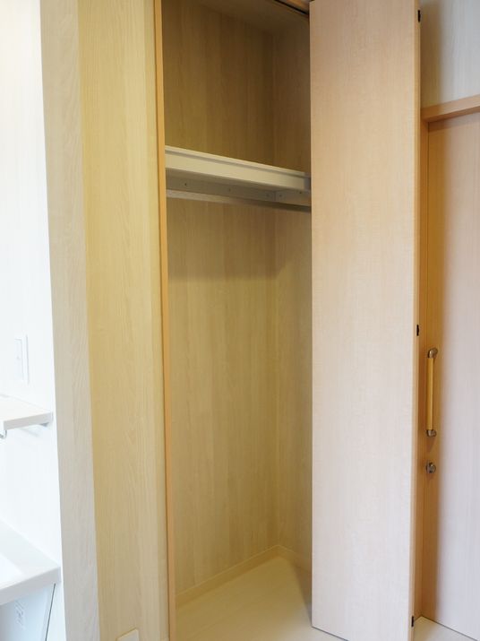 木製の開閉可能な棚