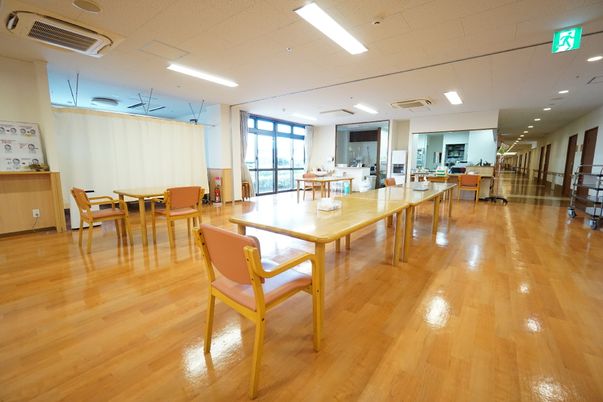 広々とした食堂の勤務風景