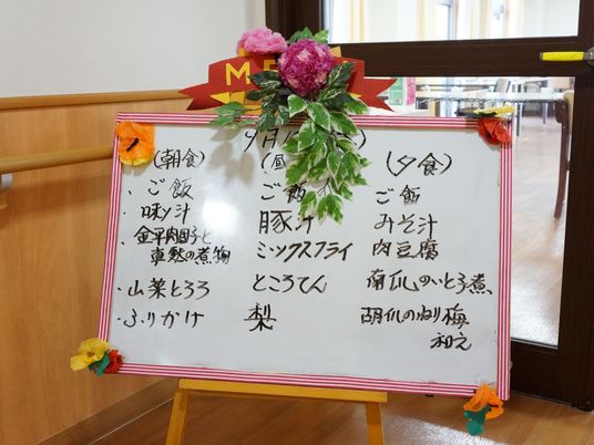 掲示物と花飾り
