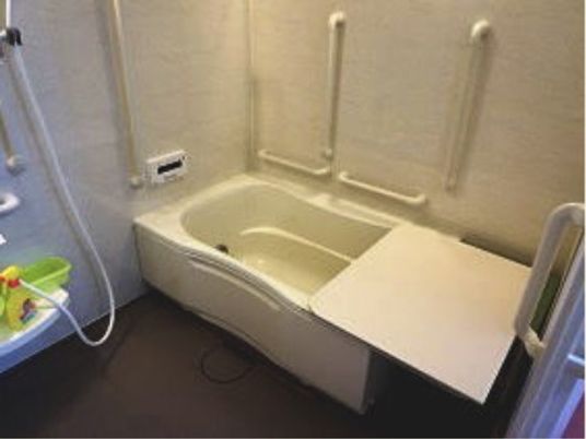 バリアフリー設計の浴室