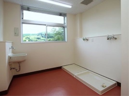 清潔な浴室と窓の景色