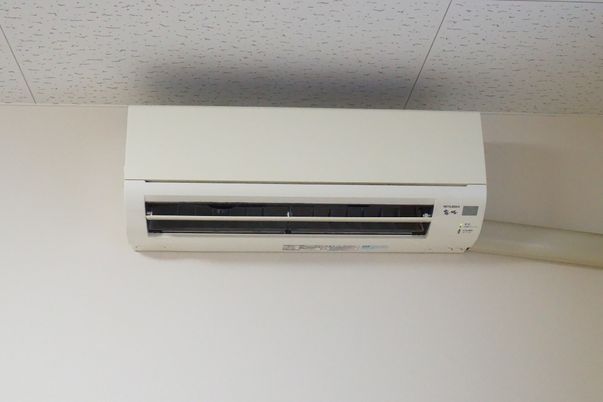 壁に設置されたエアコン
