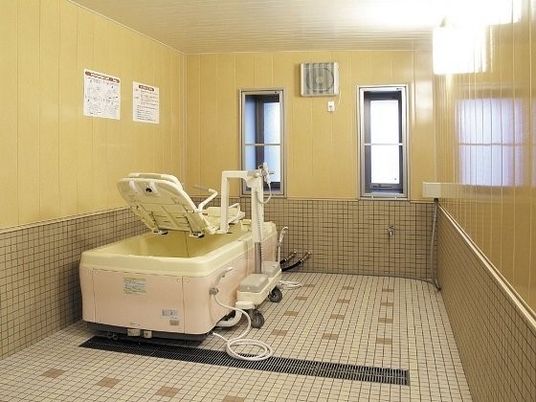機能訓練機器のある浴室