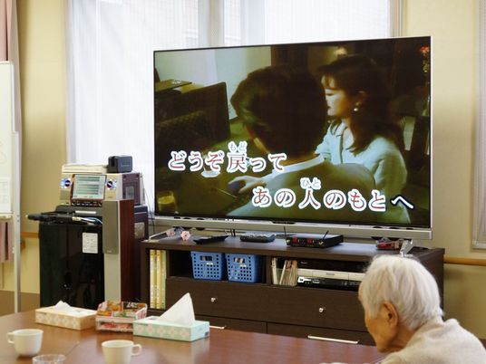 テレビ視聴中のリビング