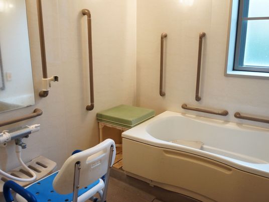 手すり付き浴室施設