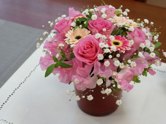 花束とテーブルの一部