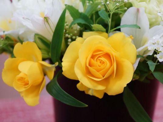 黄色いバラの花束