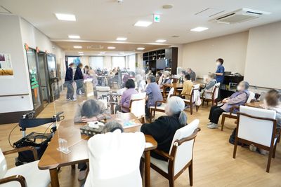 ゆったりとした食堂空間
