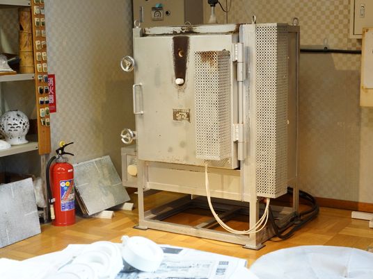 古い機械と消火器