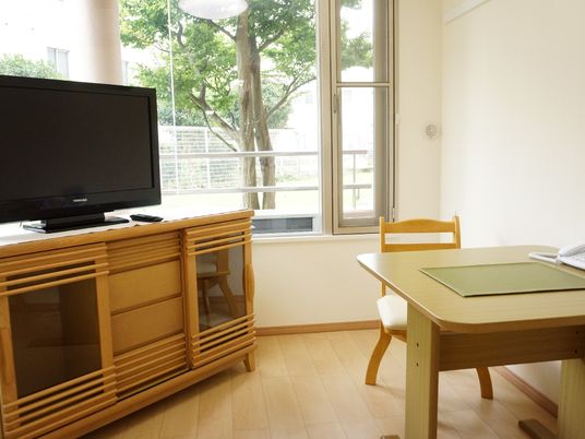居室内のテレビとテーブル
