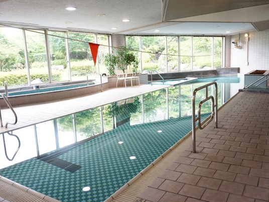 明るい屋内プール