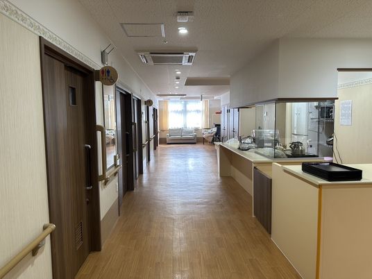 自然光が入る廊下
