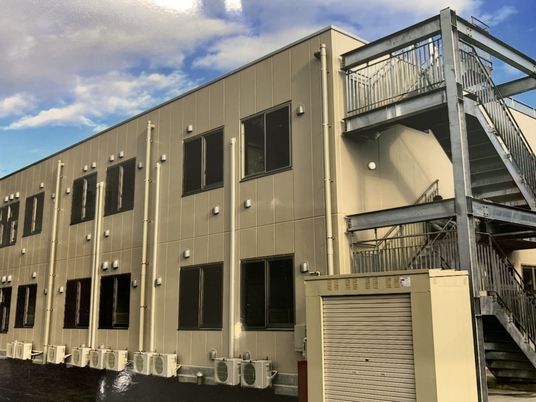 白い外壁の建物外観