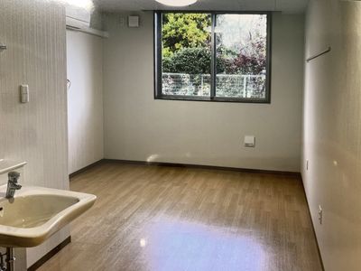 木漏れ日が差す居室
