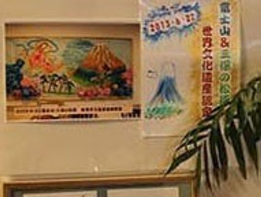 絵が飾られた壁