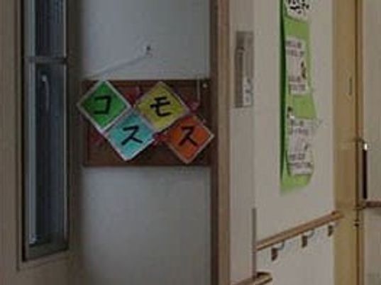 掲示物の廊下