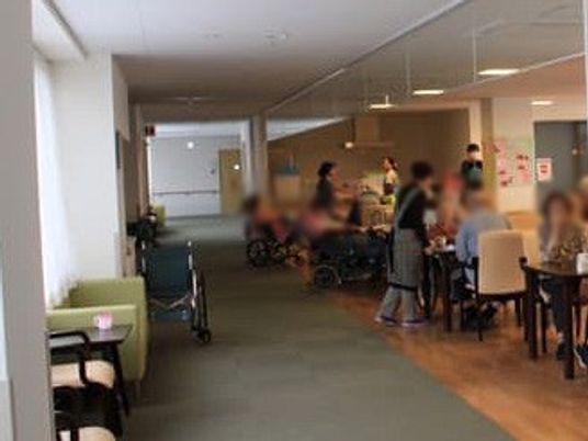 光が差し込む廊下