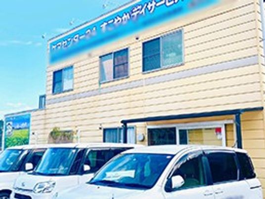 車が停まる建物外観
