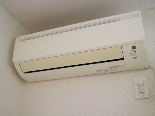 壁掛けエアコンのクローズアップ