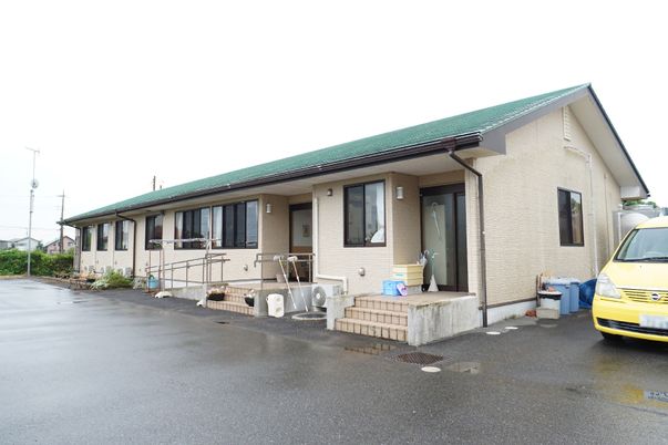茶色の壁の一階建て外観