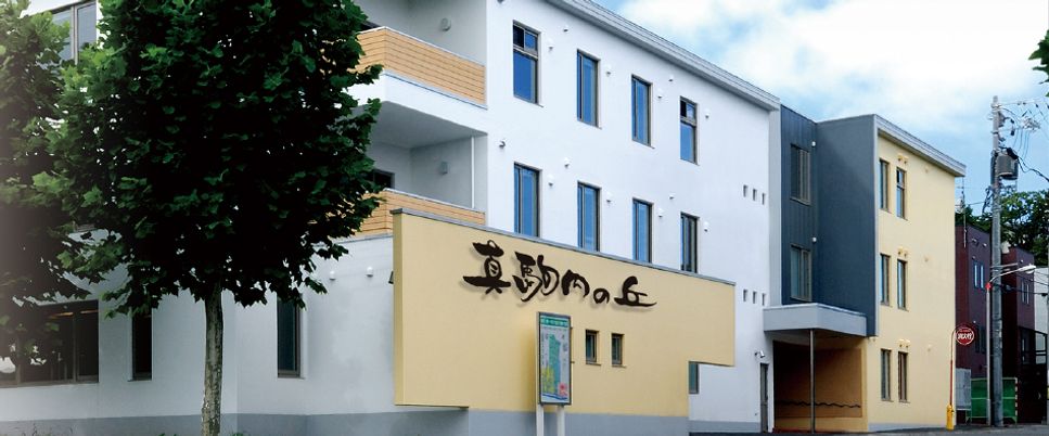 白い外観の建物