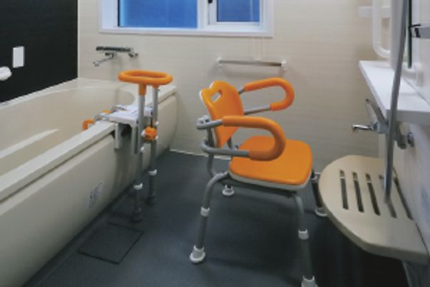 介護用の椅子がある浴槽