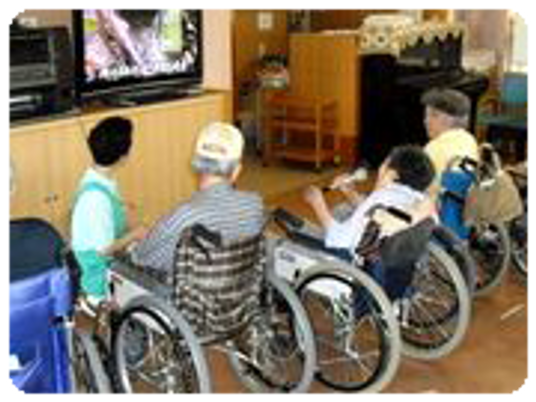 テレビ鑑賞中の方々