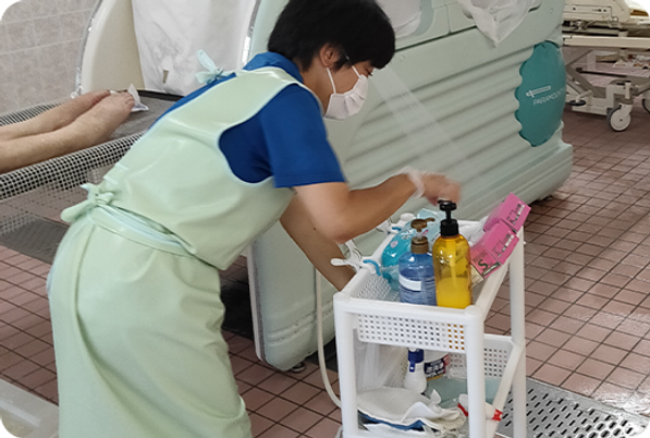 スタッフがケアする浴室