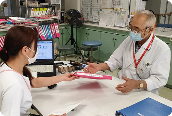 書類を手渡すスタッフ