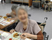 食事を楽しむ姿