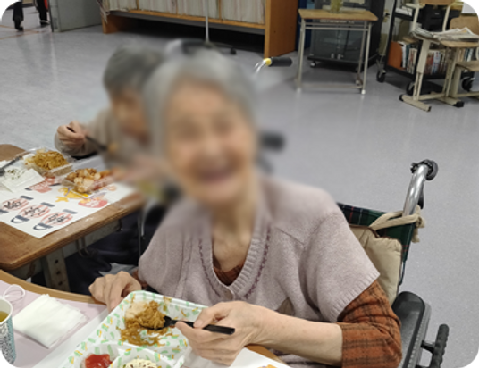 食事を楽しむ姿