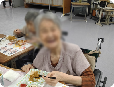 食事を楽しむ姿
