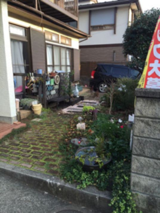 庭のある外観