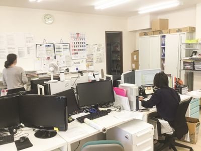 スタッフが業務を行う事務所