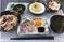 彩り豊かな食事の食堂