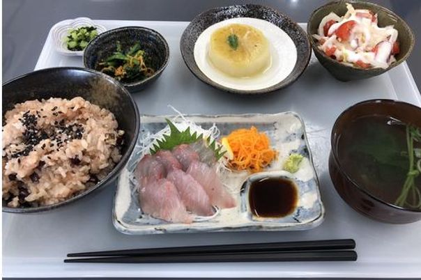 彩り豊かな食事の食堂