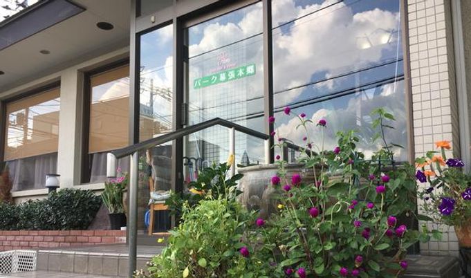 看板が見える玄関前