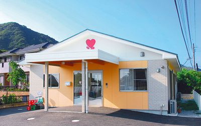 明るい建物の外観