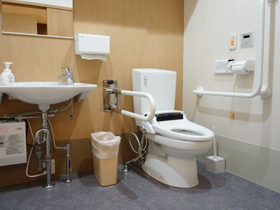 手すり付きの清潔なトイレ