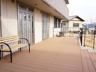 ベンチのある明るいテラス