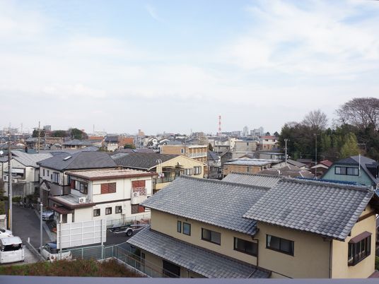 街並みの見える居室から