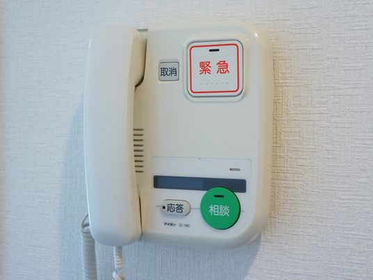 白色のインターホン機器