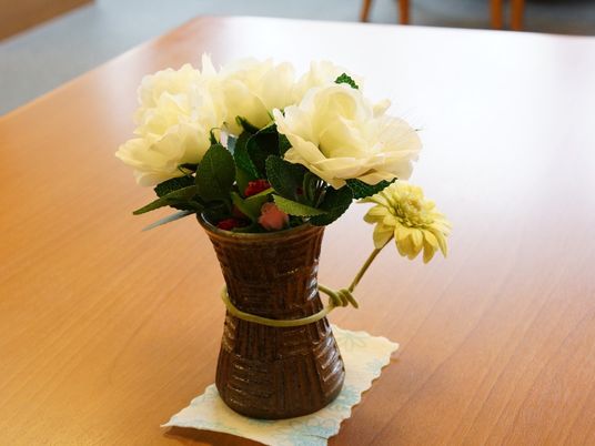 テーブルの花瓶と花
