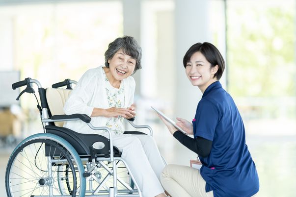 笑顔で会話する様子